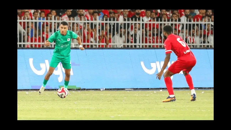 Cầu thủ của Al Ittihad lao vào với tinh thần quyết tâm cao độ trước phòng ngự của Al Masry