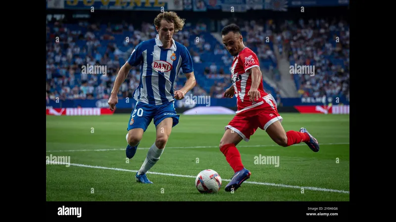 Cầu thủ của Espanyol với chiếc áo xanh đang tấn công trước hàng phòng ngự của Rayo Vallecano Cầu thủ của Espanyol với chiếc áo xanh đang tấn công trước hàng phòng ngự của Rayo…