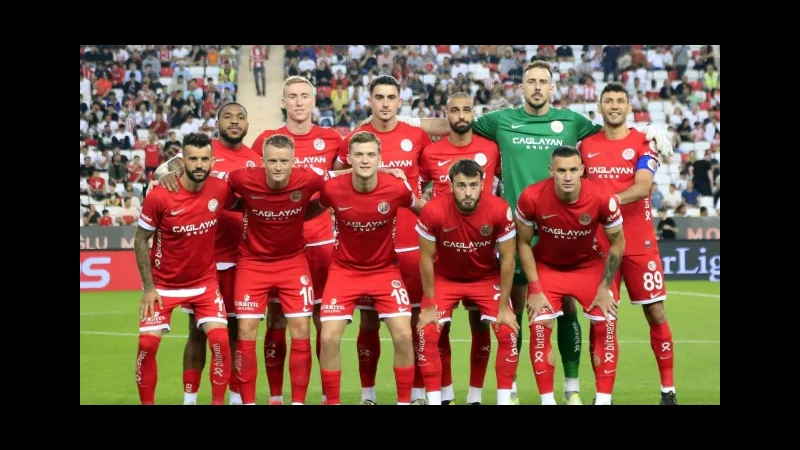 Cầu thủ Kayserispor và Antalyaspor tranh chấp bóng trên sân cỏ